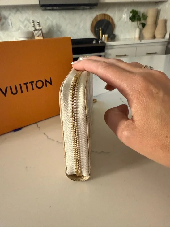 Louis Vuitton Damier Zippy Wallet - Cream and White - Picture 9 of 10